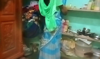 Desi aunty sary changing in home