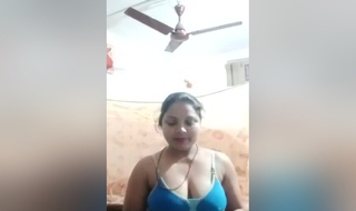 Today Exclusive-sexy Bhabhi Showing Her Boobs