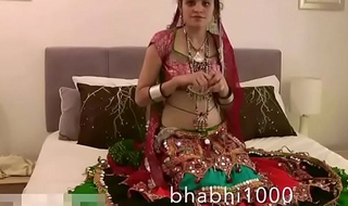 Gujarati Indian Academy Cosset Jasmine Mathur Garba Dance with the addition of Like one another Bobbs