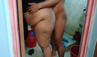 Sex) 45 Year Old Ke Pakistani Bathroom Mein Kapde Dho Rahee Thee Tabhe Usaka Beta Aya Aur Usake Chudai Kar De