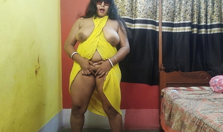Sexy Bengali Bhabi making out with Cucumber in her bedroom in yellow dress