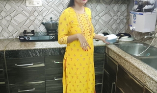 Desi Bhabhi kitchen me khana bana rhi thi tbhi dever ne piche se Li bhabhi ki