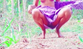Sri Lankan In Crazy Lady Outdoor Pissing අල්ලපු ගෙදර පිස්සු අක්කා චූ දානවා