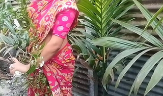 Bengali Desi Bhabhi Outdoor Chudai Devar Ke Saath red Saree main (Official Video Unconnected with Localsex31)