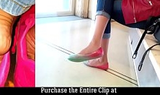 Indian Lady Deep Toe Wiggling apropos Rainbow Flats
